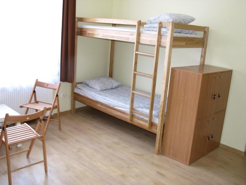 Łóżko pojedyncze w pokoju wieloosobowym dla 10 osób